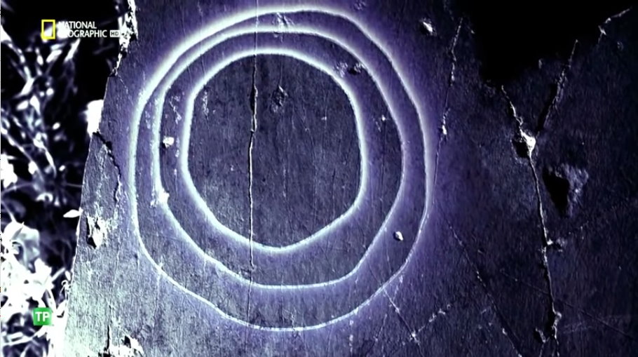 Petroglifo en Campanario con círculo concéntricos. Imagen del documental El resurgir de la Atlántida