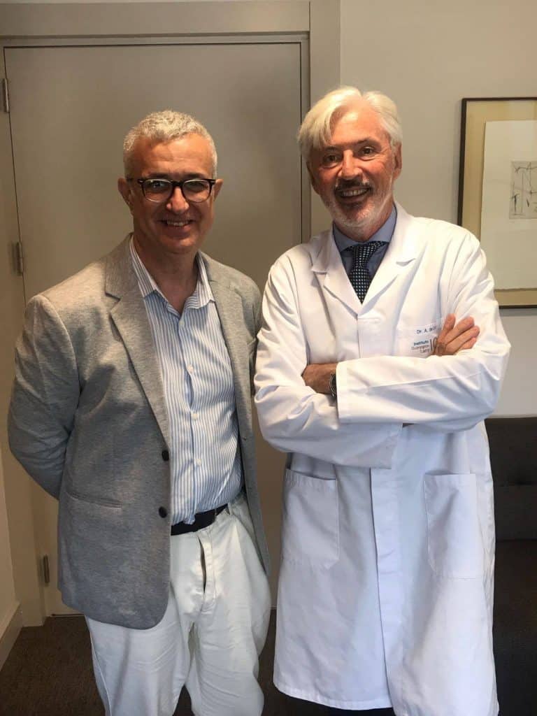 Alex Borrás con el cirujano Dr. Antonio de Lacy. Considerado el mejor del mundo en Cirugía General y Digestiva