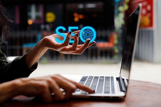Agencia SEO en Madrid. Ordenador portátil y SEO.
